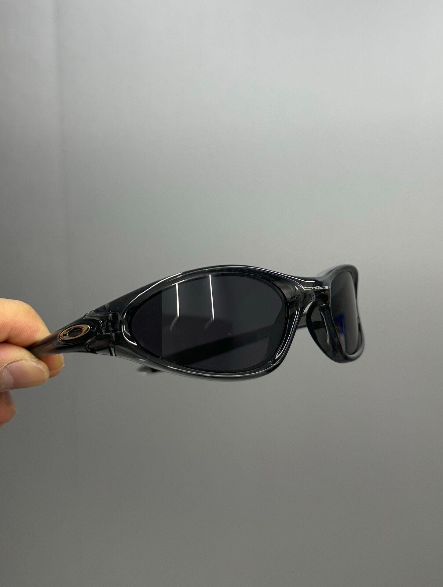 Retro/90s Oakley Minute Gen 1 Sunglasses Clear Gray Frame Black