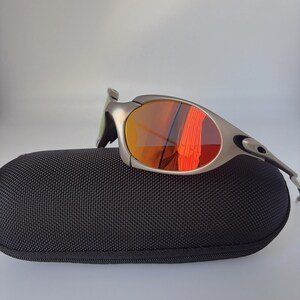 Gafas de sol retro Oakley Romeo X de metal con montura plateada mate y lentes polarizadas con degradado naranja, estilo vanguardista Y2K. imagen 3