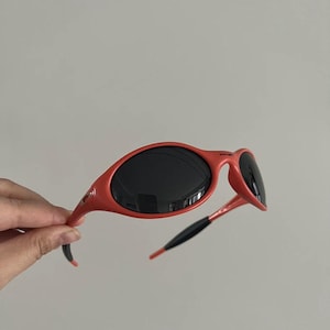 Klassiska Oakley Eye Jacket polariserade solglasögon i retrostil, ett samarbete med Piet Brazil, röda bågar och svarta linser