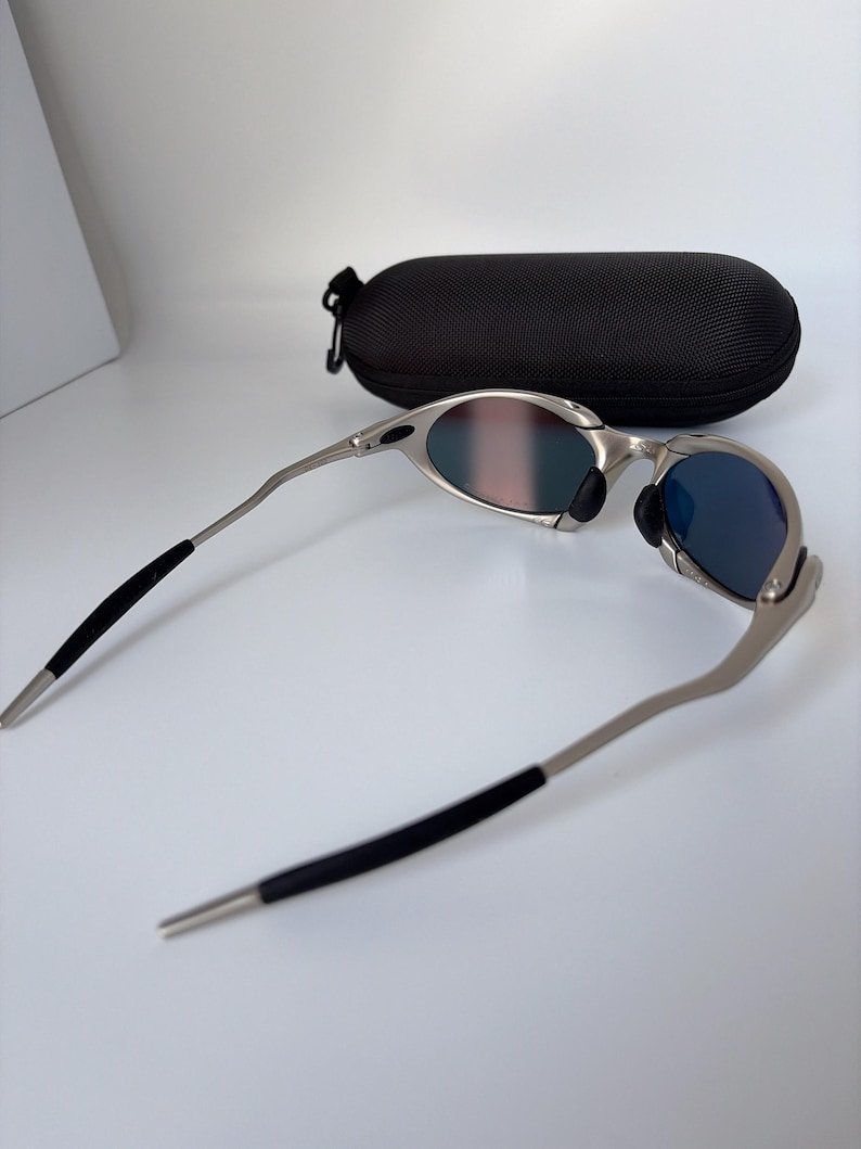 Gafas de sol retro Oakley Romeo X de metal con montura plateada mate y lentes polarizadas con degradado naranja, estilo vanguardista Y2K. imagen 5