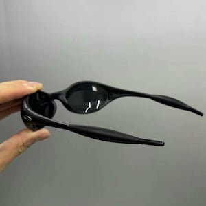 Puede incluir: Un juego de tres tazas de cer&aacute;mica con un acabado mate moteado. Las tazas son en tonos crema, gris claro y gris oscuro. Cada taza tiene un dise&ntilde;o simple y minimalista, ideal para caf&eacute; o t&eacute;.