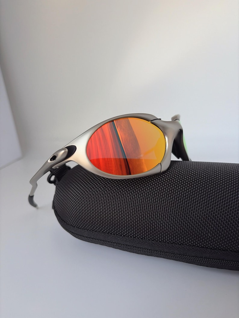 Gafas de sol retro Oakley Romeo X de metal con montura plateada mate y lentes polarizadas con degradado naranja, estilo vanguardista Y2K. imagen 4