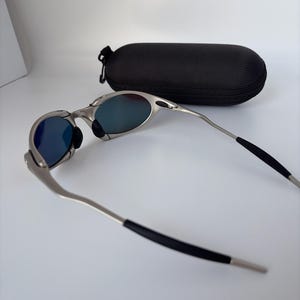 Gafas de sol retro Oakley Romeo X de metal con montura plateada mate y lentes polarizadas con degradado naranja, estilo vanguardista Y2K. imagen 6