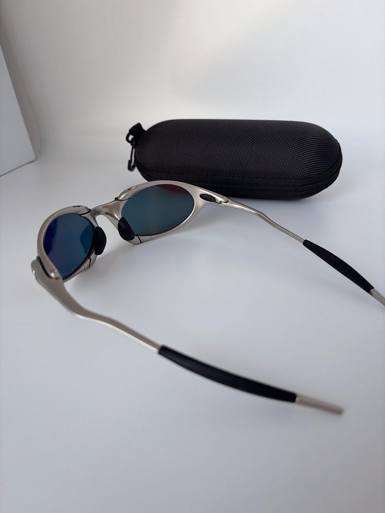 Gafas de sol retro Oakley Romeo X de metal con montura plateada mate y lentes polarizadas con degradado naranja, estilo vanguardista Y2K. imagen 6