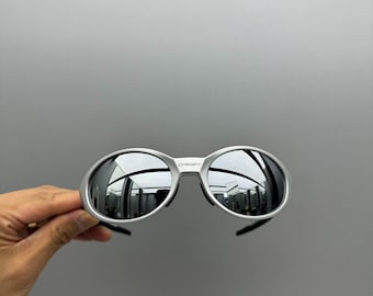 Gafas de sol retro Oakley Eye Jacket Redux, montura plateada, lentes plateadas, estilo vanguardista Y2K.