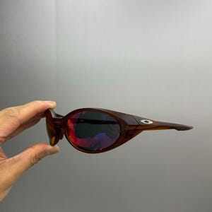 Gafas de sol retro Oakley Eye Jacket Redux, montura marrón, lentes rojas, estilo vanguardista Y2K. imagen 4