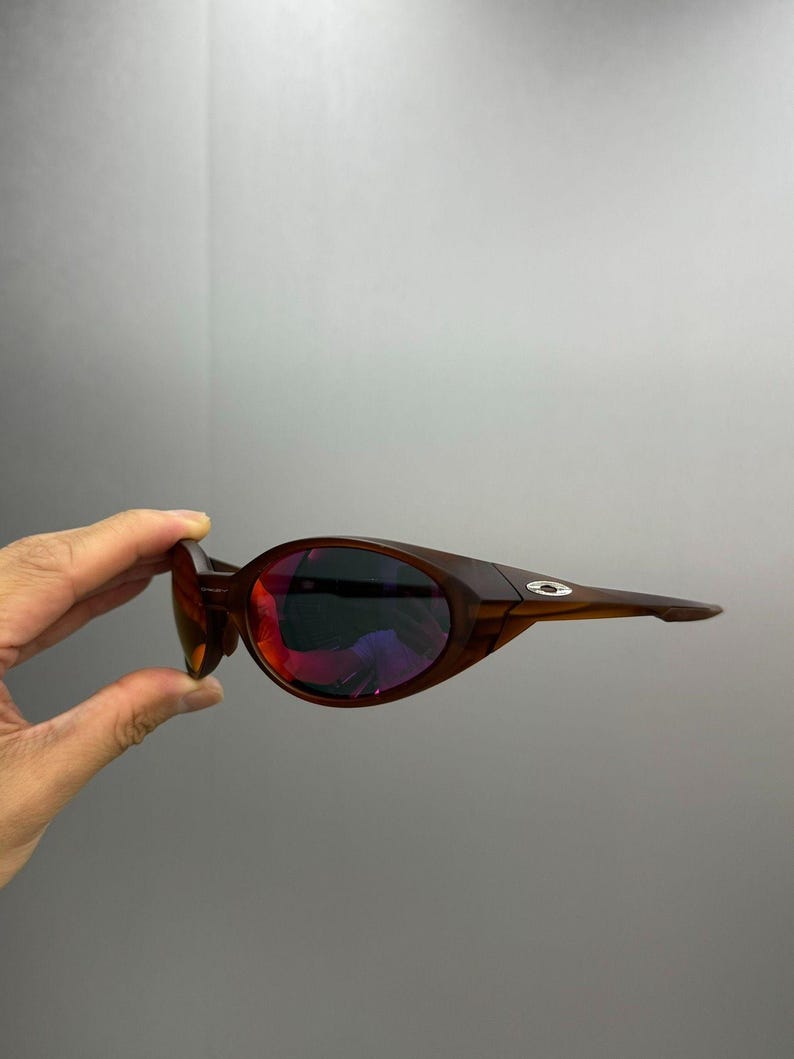 Gafas de sol retro Oakley Eye Jacket Redux, montura marrón, lentes rojas, estilo vanguardista Y2K. imagen 4