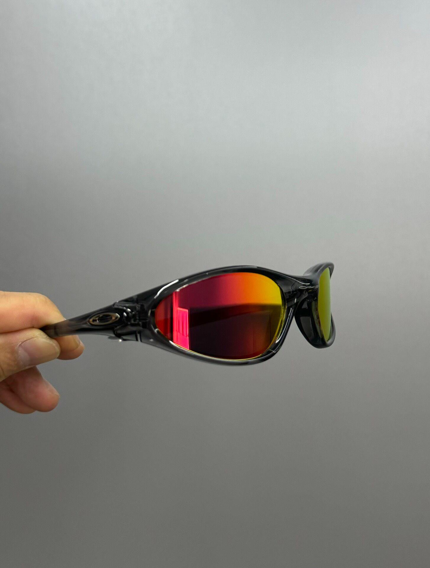 Retro/90s Oakley Minute Gen 1 Sunglasses Clear Gray Frame Red Lens