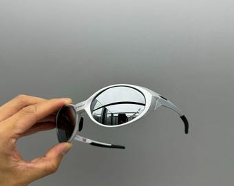 Gafas de sol retro Oakley Eye Jacket Redux, montura plateada, lentes plateadas, estilo vanguardista Y2K.