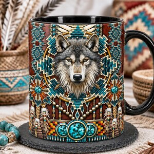 Könnte beinhalten: Ein Keramikbecher mit einer detaillierten Illustration eines Wolfskopfes, zentriert in einem geometrischen Muster aus türkisfarbenen Perlen und Federn. Der Becher hat einen schwarzen Henkel und ein schwarzes Inneres sowie ein braunes Design.