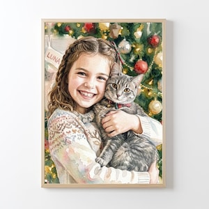 Könnte beinhalten: Ein Aquarellporträt eines lächelnden Kindes mit geflochtenem Haar in einem gemusterten Pullover, das eine graue getigerte Katze mit rotem Halsband hält. Der Hintergrund zeigt einen Weihnachtsbaum mit roten und goldenen Kugeln und einen Strumpf mit der Aufschrift LUNA.