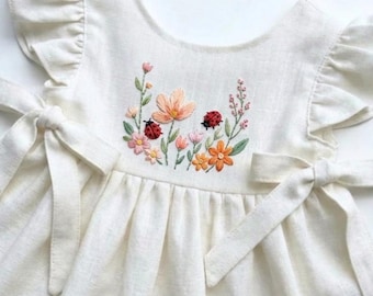 Sukienka dla malucha z ręcznie haftowanym motywem „Dziki Ogród” – spersonalizowany strój z miękkiego lnu na pierwsze urodziny