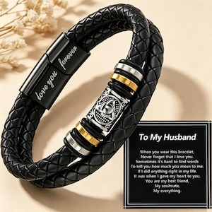 Op de afbeelding: Zwart gevlochten leren armband met zilveren en gouden details en een Keltisch knoopontwerp. De zwarte sluiting is gegraveerd met "love you forever". Een kaart leest "To My Husband".
