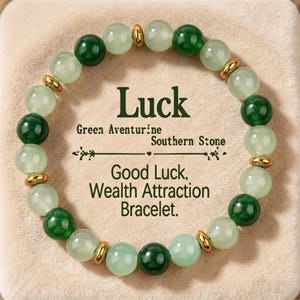 Puede incluir: Una pulsera de cuentas con aventurina verde y detalles dorados. La pulsera incluye cuentas de color verde oscuro y verde claro, con espaciadores dorados. El texto en la imagen dice "Luck, Good Luck, Wealth Attraction Bracelet."