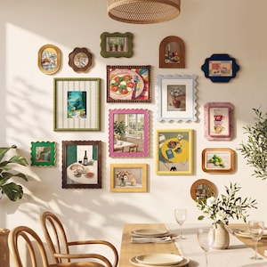 Puede incluir: Una composición de pared de galería con quince marcos de fotos variados en diferentes formas, colores y texturas, incluyendo diseños festoneados, ovalados y rectangulares. Los marcos contienen diversas ilustraciones de comida, flores y paisajes.