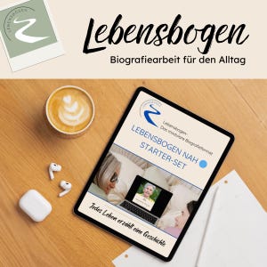Könnte beinhalten: Ein digitales Tablet zeigt den Text "Lebensbogen NAH STARTER-SET" mit einem Logo und Bildern von Personen. Das Bild enthält auch eine Tasse Kaffee, kabellose Ohrhörer und eine kleine Karte mit einem Logo. Der Text "Jedes Leben erzählt eine Geschichte" ist ebenfalls sichtbar.