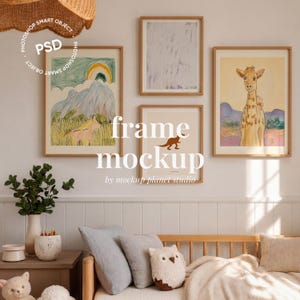 Puede incluir: Un conjunto de cuatro marcos de madera expuestos en una pared, con ilustraciones de un paisaje con arcoíris, un lavado púrpura abstracto, una silueta de dinosaurio marrón y una jirafa. El texto "frame mockup by mockup planet studio" está superpuesto.