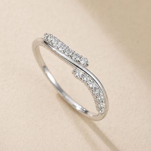 Delicata fede nuziale curva con zirconi intrecciati, in argento sterling 925, anello impilabile a forma di infinito, anello di promessa nuziale, regalo per lei.