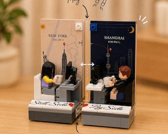 Könnte beinhalten: Ein magnetisches Bausteinset aus zwei trennbaren Einheiten. Eine Seite zeigt New York um 8:00 Uhr mit einer Figur am Schreibtisch, beschriftet mit Still Side. Die andere Seite zeigt Shanghai um 20:00 Uhr mit einer Figur, beschriftet mit By Side.
