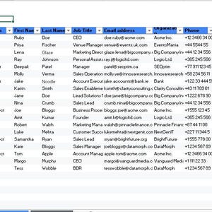 Peut inclure: Une feuille de calcul intitul&eacute;e "Client tracker" avec des colonnes pour les dates d'&eacute;ch&eacute;ance, les actions, le statut, les noms, les titres de poste et les coordonn&eacute;es. Les donn&eacute;es sont organis&eacute;es en lignes, avec certaines lignes en orange et rouge.