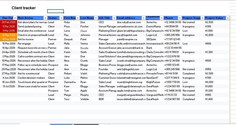 Peut inclure: Une feuille de calcul intitul&eacute;e "Client tracker" avec des colonnes pour les dates d'&eacute;ch&eacute;ance, les actions, le statut, les noms, les titres de poste et les coordonn&eacute;es. Les donn&eacute;es sont organis&eacute;es en lignes, avec certaines lignes en orange et rouge.