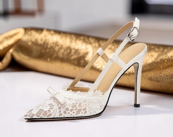 Zapatos de tacón blanco con encaje, punta afilada y tira trasera para mujer, estilo nupcial, tacones de moda para ella, sandalias de tacón alto, zapatos para invitadas de boda.