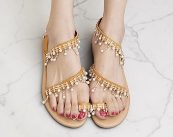 Beige Flat Sandals with Sea Shells and Pearls, Women's Beach Sandals, Pearl Strap Summer Flats for Holiday Outfits, Slip On Sandals for Her
