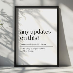 Könnte beinhalten: Ein gerahmter Kunstdruck mit dem schwarzen Text any updates on this?, gefolgt von einer phonetischen Lautschrift, dem Wort phrase und der Definition: What is taking so long!!!! I sent that email four days ago. Der Druck ist weiß.