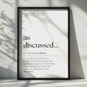 Peut inclure: Une affiche encadrée présentant le texte as discussed, avec une transcription phonétique et une définition humoristique indiquant que l'interlocuteur a une mémoire de poisson rouge et que discuté signifie en fait exigé ici.