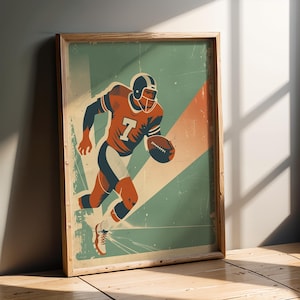 Può includere: Una stampa incorniciata in stile vintage raffigurante un giocatore di football americano in azione. L'opera mostra il giocatore in uniforme rossa e blu, con un pallone, su uno sfondo di tonalità verdi e arancioni. La cornice in legno aggiunge un tocco classico.