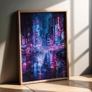 Puede incluir: Una impresión artística enmarcada representa un paisaje urbano iluminado con neones por la noche. La obra presenta vibrantes azules, púrpuras y rosas que se reflejan en una calle mojada. El marco de madera añade un contraste natural a la escena futurista.