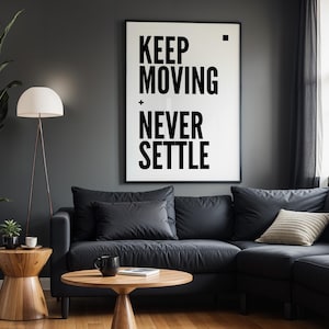 Può includere: Un set di tre tazze in ceramica con finitura opaca e macchiettata. Le tazze sono nei toni del crema, grigio chiaro e grigio scuro. Ogni tazza ha un design semplice e minimalista e un manico arrotondato.