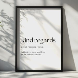 Könnte beinhalten: Ein gerahmter Kunstdruck mit dem Text kind regards, der phonetischen Aussprache kined-ruh-gaadz, dem Wort phrase und der Definition I didn't know it was possible to dislike someone this much, alles in schwarzer Schrift auf weißem Grund.
