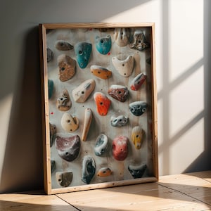 Può includere: Una parete da arrampicata incorniciata con varie prese colorate. Le prese sono in tonalità di blu, arancione, rosso e beige e sono montate su una tavola di legno chiaro. La cornice è in legno chiaro.