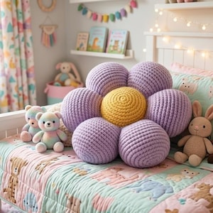 Peut inclure: Chambre d'enfant avec un lit blanc, une courtepointe à motifs floraux et un grand coussin en forme de fleur fait à la main, dans les tons de violet et de jaune. Des animaux en peluche, dont un renard et un lapin, sont disposés sur le lit.