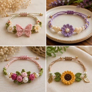 Può includere: Quattro braccialetti all'uncinetto fatti a mano con disegni floreali e a farfalla. I braccialetti presentano vari colori, tra cui rosa, viola, giallo e verde, con perline color oro. Ogni braccialetto ha una chiusura a cordoncino regolabile.