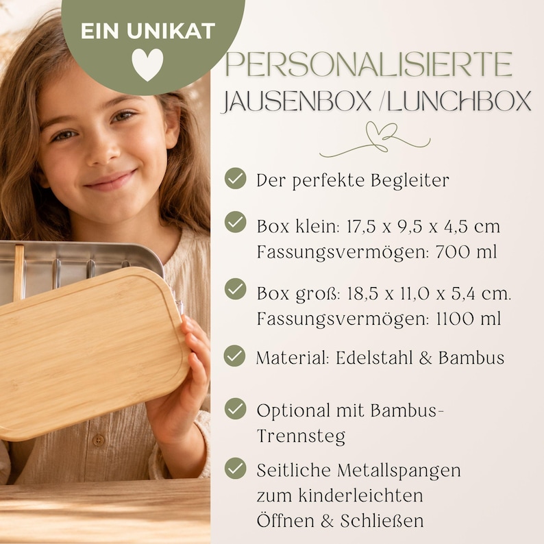 Peut inclure: Une bo&icirc;te &agrave; lunch personnalis&eacute;e avec un couvercle en bois clair et un int&eacute;rieur en acier inoxydable. Le texte sur l'image indique "PERSONALISIERTE JAUSENBOX / LUNCHBOX". La bo&icirc;te &agrave; lunch est en acier inoxydable et en bambou. La petite bo&icirc;te mesure 17,5 x 9,5 x 4,5 cm.