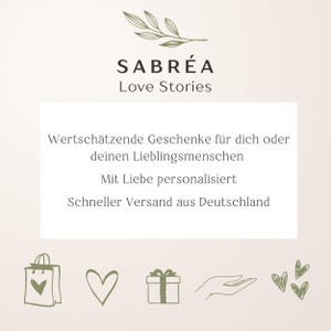Peut inclure: Un graphique cr&egrave;me avec le texte "SABR&Eacute;A Love Stories" et du texte allemand en dessous. Le texte se traduit par "Cadeaux appr&eacute;ci&eacute;s pour vous ou vos proches". Il y a aussi des illustrations d'un sac &agrave; provisions, d'un c&oelig;ur, d'un cadeau, d'une main et de c&oelig;urs.