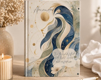 Può includere: Un diario con copertina rigida caratterizzato da un'illustrazione stilizzata di leone nei toni del blu, oro e crema. La copertina riporta il nome Alexander e il testo For thoughts filled with light, heart and confidence, con motivi celesti.