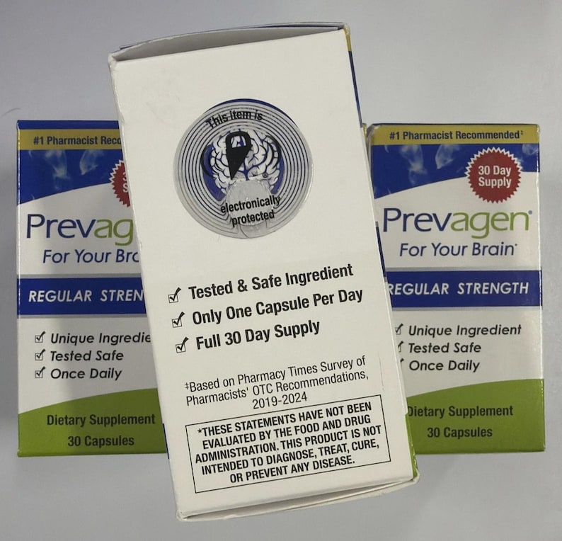 Peut inclure: Trois bo&icirc;tes de compl&eacute;ment alimentaire Prevagen. Les bo&icirc;tes sont blanches, bleues et vertes avec le texte "Prevagen For Your Brain" et "Regular Strength". Les bo&icirc;tes indiquent &eacute;galement "Tested & Safe Ingredient" et "30 Day Supply".