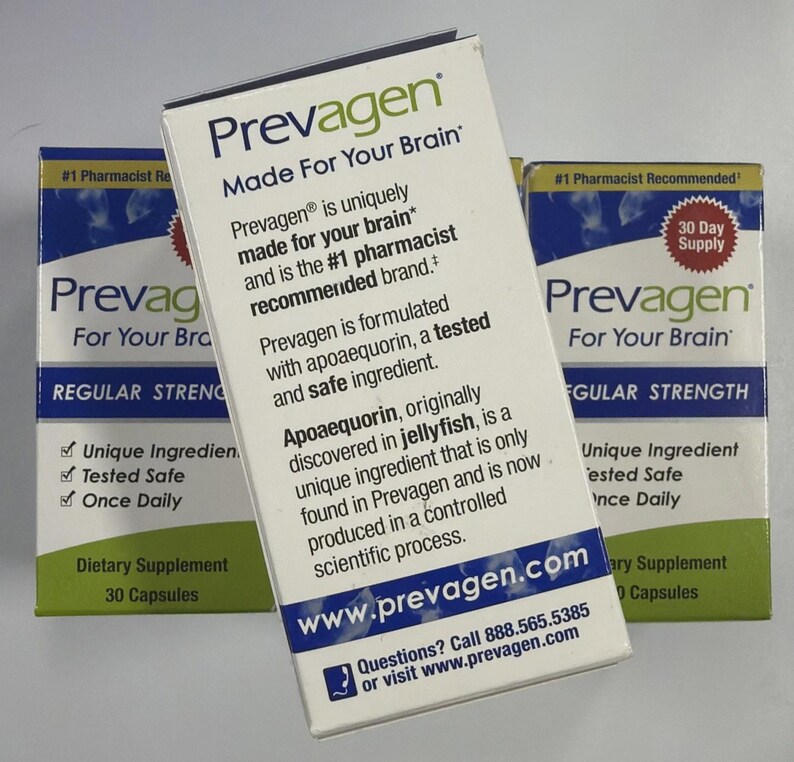 Peut inclure: Trois bo&icirc;tes de compl&eacute;ment alimentaire Prevagen. Les bo&icirc;tes sont blanches avec des accents verts et bleus. Le texte sur les bo&icirc;tes comprend "Prevagen For Your Brain", "Regular Strength" et "30 Day Supply". Les bo&icirc;tes contiennent &eacute;galement le texte "Unique Ingredient" et "Tested Safe".