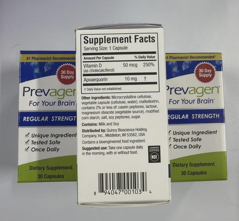 Peut inclure: Trois bo&icirc;tes de compl&eacute;ment alimentaire Prevagen pour la sant&eacute; du cerveau. Les bo&icirc;tes sont blanches et bleues avec les mots "Prevagen For Your Brain" et "Regular Strength". Chaque bo&icirc;te contient 30 g&eacute;lules.