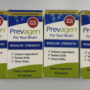 Peut inclure: Quatre bo&icirc;tes de compl&eacute;ment alimentaire Prevagen. Chaque bo&icirc;te, blanche avec des accents bleus et verts, affiche "Prevagen For Your Brain" et "Regular Strength". Chaque bo&icirc;te contient 30 g&eacute;lules.