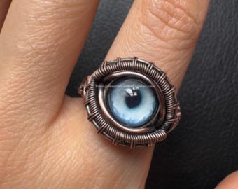 Anel com olho envolto em fio de cobre, anel gótico com olho de demônio, anel artesanal com olho de dragão, joia ajustável de bruxa, anel marcante de terror.