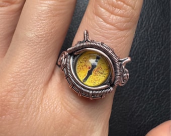 Anel com olho envolto em fio de cobre, anel gótico com olho de demônio, anel artesanal com olho de dragão, joia ajustável de bruxa, anel marcante de terror.
