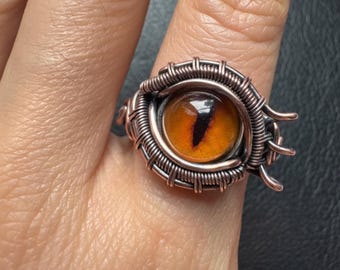 Anel com olho envolto em fio de cobre, anel gótico com olho de demônio, anel artesanal com olho de dragão, joia ajustável de bruxa, anel marcante de terror.