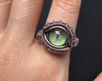 Anel com olho envolto em fio de cobre, anel gótico com olho de demônio, anel artesanal com olho de dragão, joia ajustável de bruxa, anel marcante de terror.
