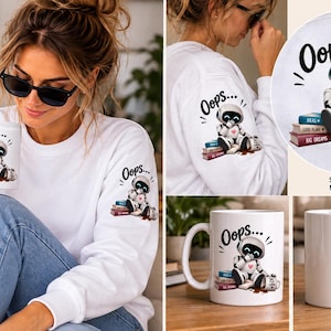Könnte beinhalten: Ein weißes Sweatshirt und eine weiße Keramiktasse mit einer Grafik eines kleinen weißen Roboters, der neben einem Stapel Bücher mit verschüttetem Kaffee sitzt. Der Roboter hat ein blau leuchtendes Gesicht und der Text "Oops..." steht darüber.
