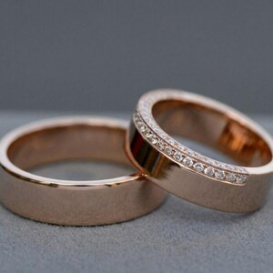 Alianza de boda moderna de oro de 14k con pavé descentrado, anillo ancho de diamantes talla tubo para hombres y mujeres, banda plana de oro con detalles de piedras laterales.