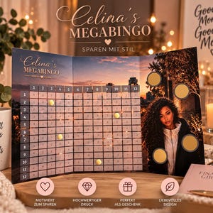 Könnte beinhalten: Ein dreifach faltbares Spar-Challenge-Board mit dem Titel Celina's MEGABINGO, einem Raster mit Zahlen von 1 bis 12, einem Hintergrund mit Stadtlandschaft bei Sonnenuntergang und einem Foto einer Person mit lockigem Haar sowie goldenen Rubbelfeldern.